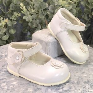 Darling White Vinyl Flower Mary Janes with Velcro Straps Baby Girls 3 ✨NWOT✨